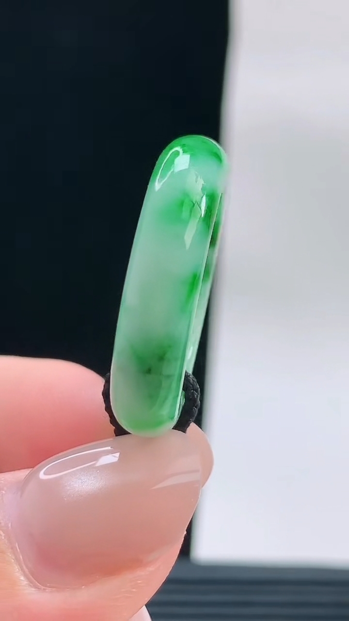 天然A货翡翠玉指环戒指，尺寸18.9-6-4.1重量:5.15g2026年9月18日
工厂直销收藏佳品,种好水足，色泽均匀，有种有色，上手高大气！