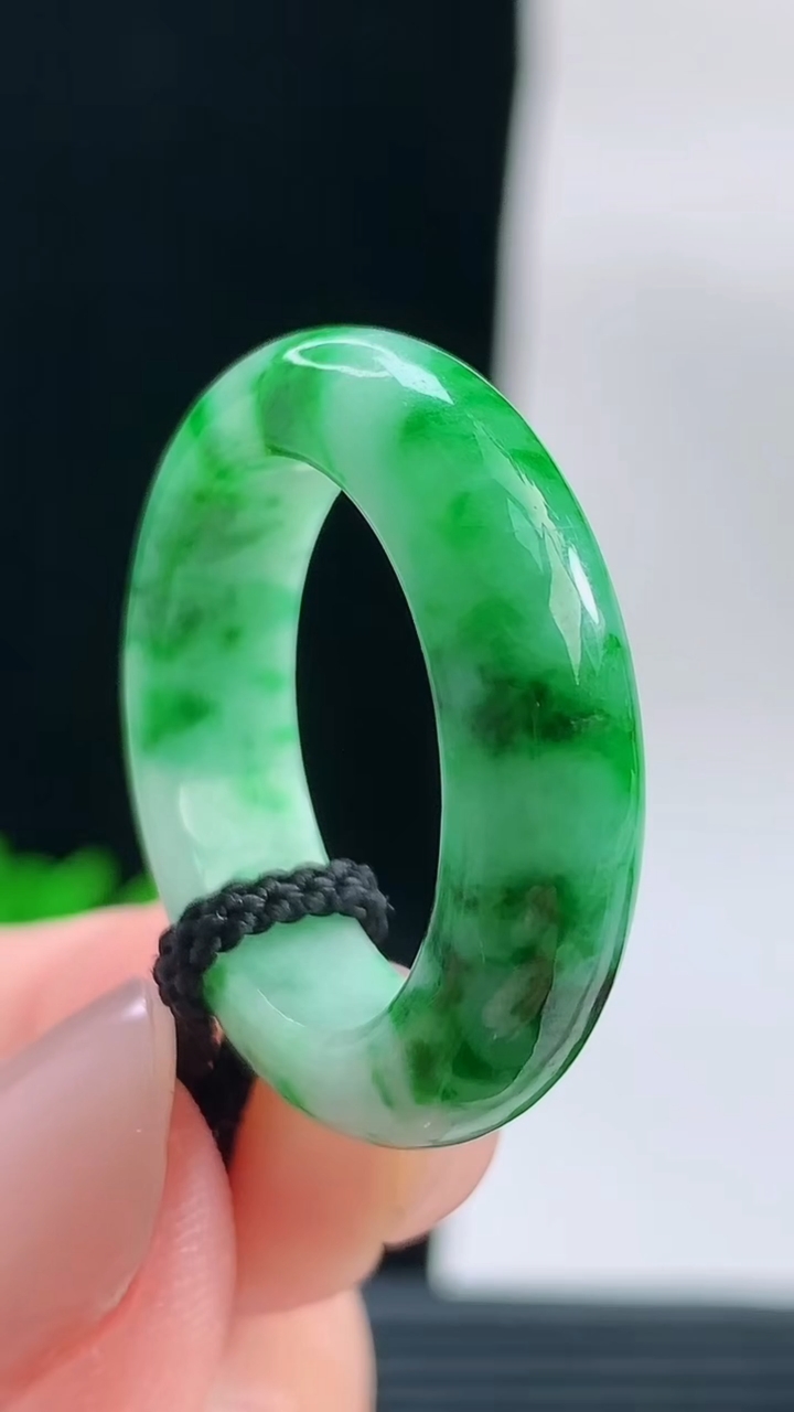 天然A货翡翠玉指环戒指，尺寸18.9-6-4.1重量:5.15g2026年9月18日
工厂直销收藏佳