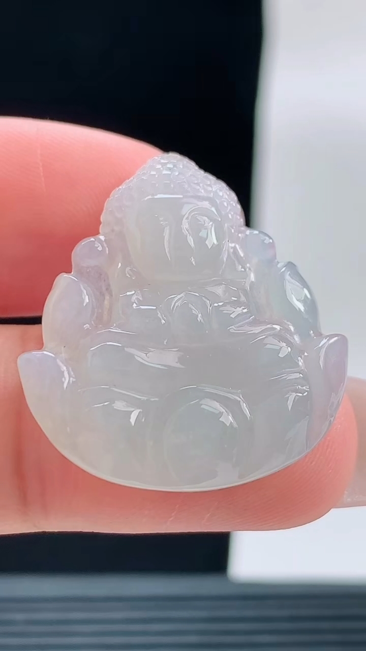 天然A货翡翠大日如来吊坠，尺寸27.8-24.5-5.2重量:5.65g
9月18日