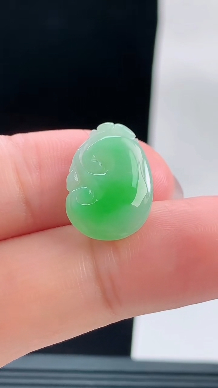 天然A货翡翠如意吊坠，尺寸18.6-12.8-4重量:1.63g
9月18日