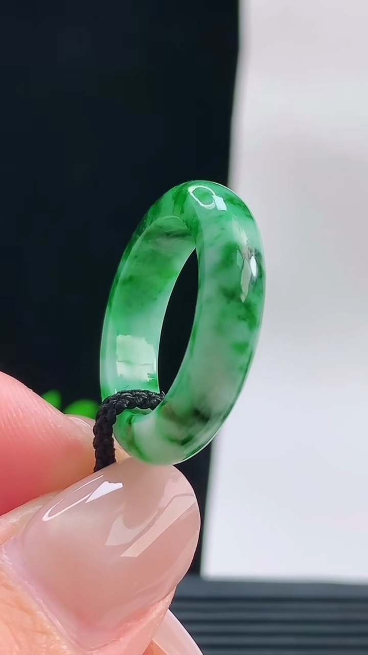天然A货翡翠玉指环戒指，尺寸18.5-5.4-3.9重量:4.62g2026年9月18日
工厂直销收藏佳品,种好水足，色泽均匀，有种有色，上手高大气！