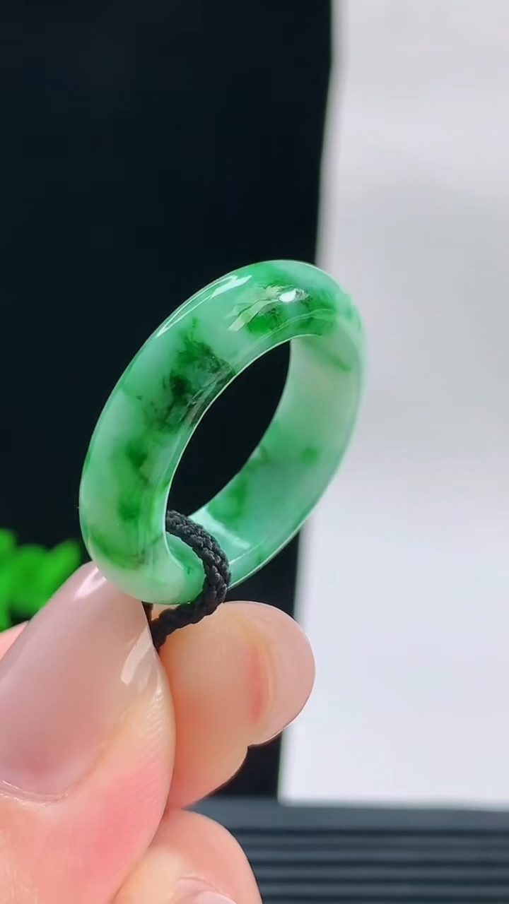 天然A货翡翠玉指环戒指，尺寸18.8-6.3-4重量:5.00g2026年9月18日
工厂直销收藏佳品,种好水足，色泽均匀，有种有色，上手高大气！