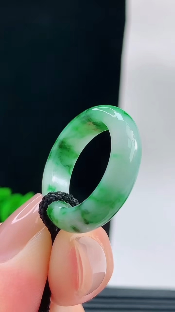 天然A货翡翠玉指环戒指，尺寸17.3-5.3-3.9重量:4.00g2026年9月18日
工厂直销收藏佳品,种好水足，色泽均匀，有种有色，上手高大气！