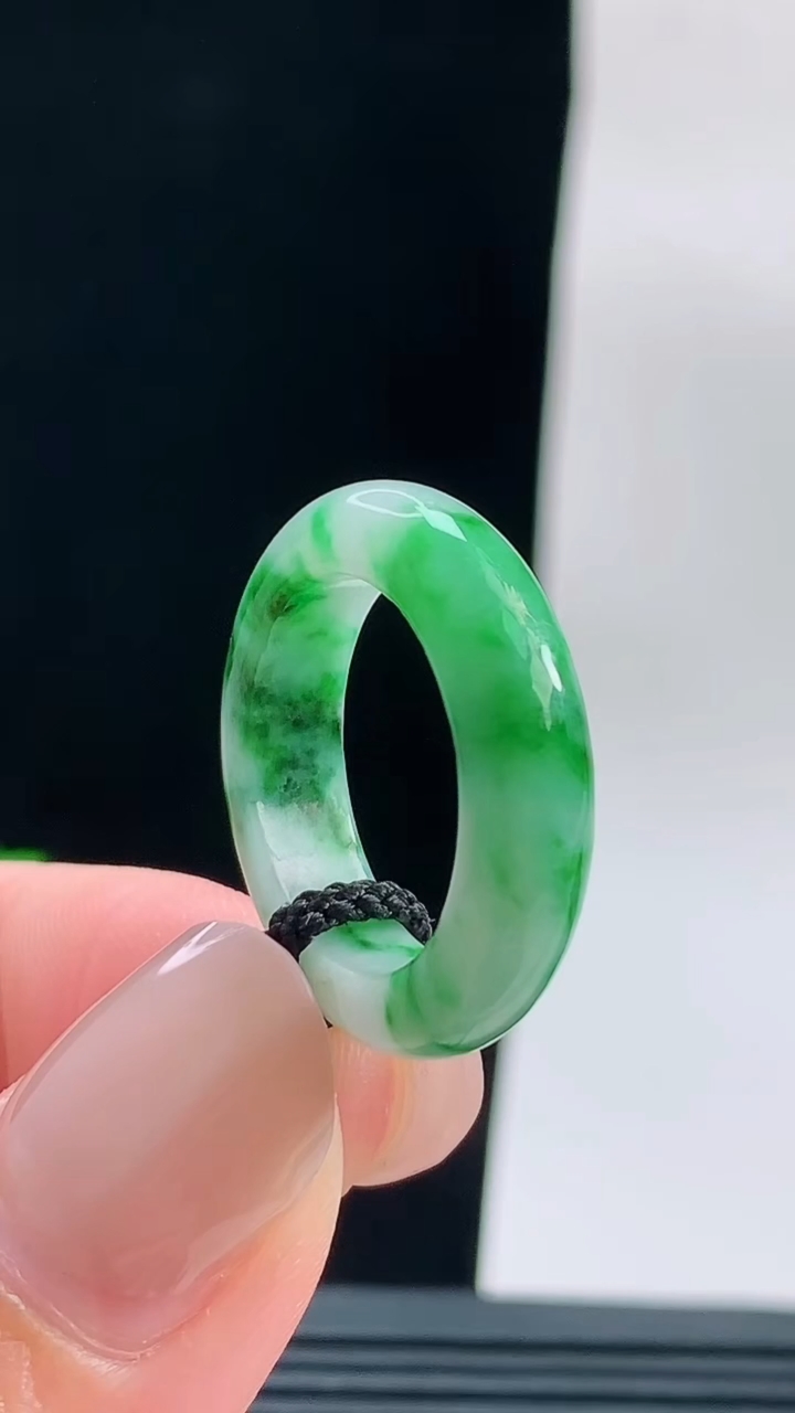 天然A货翡翠玉指环戒指，尺寸17.3-5.3-3.9重量:4.00g2026年9月18日
工厂直销收