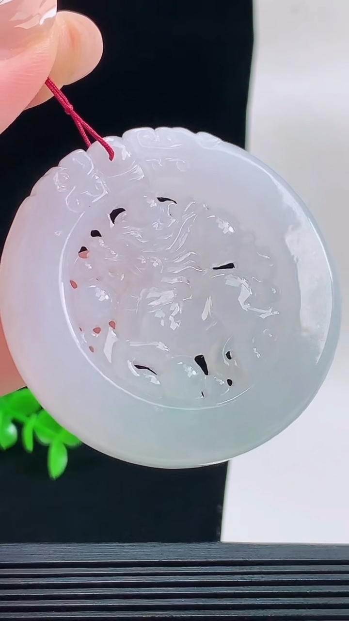 天然A货翡翠麒麟牌吊坠，尺寸48.5-8.1重量:38.23g
9月18日