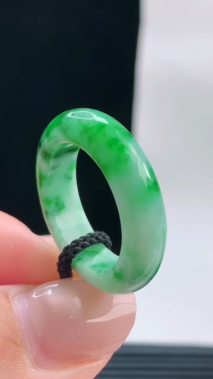 天然A货翡翠玉指环戒指，尺寸18.9-6-4.1重量:5.15g2026年9月18日
工厂直销收藏佳品,种好水足，色泽均匀，有种有色，上手高大气！