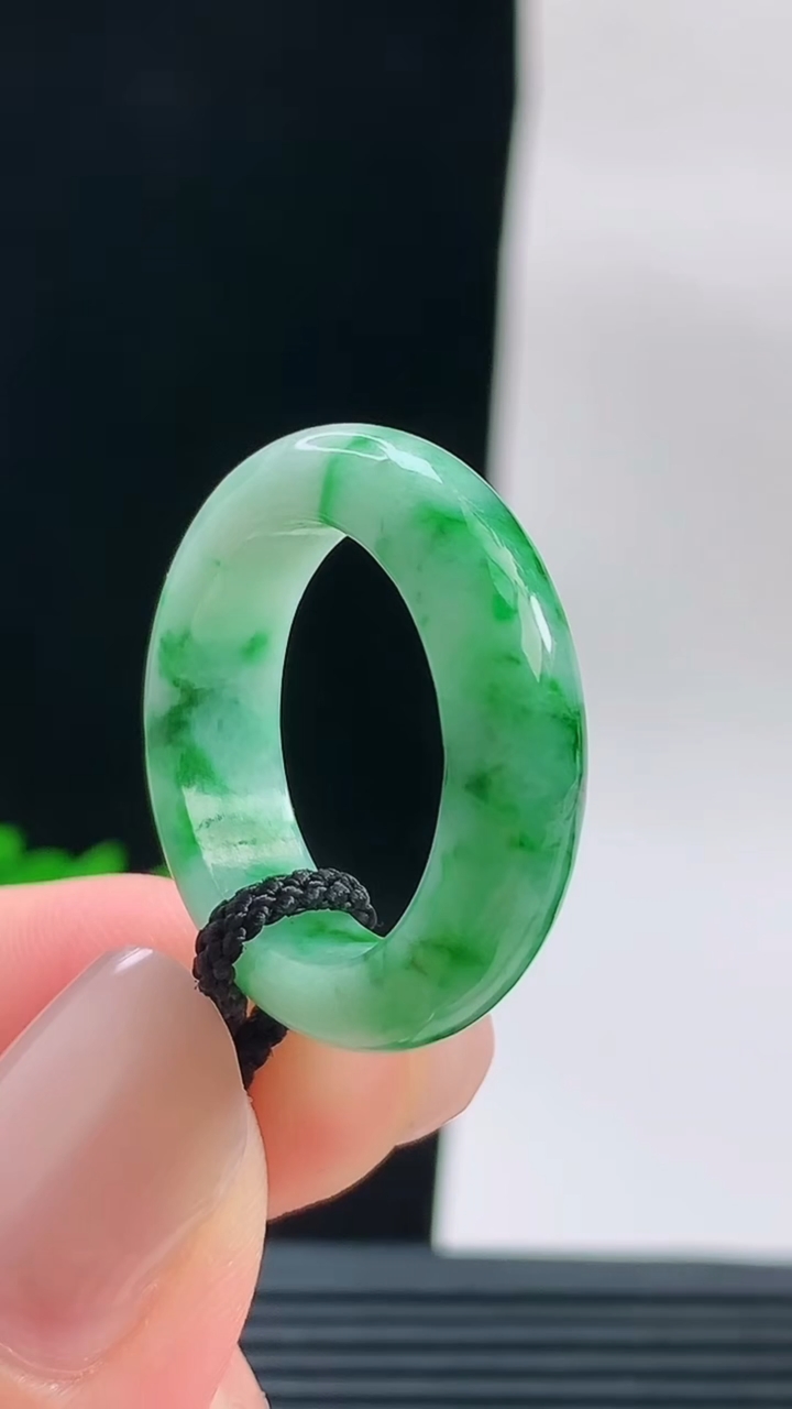 天然A货翡翠玉指环戒指，尺寸18.8-6.3-4重量:5.00g2026年9月18日
工厂直销收藏佳