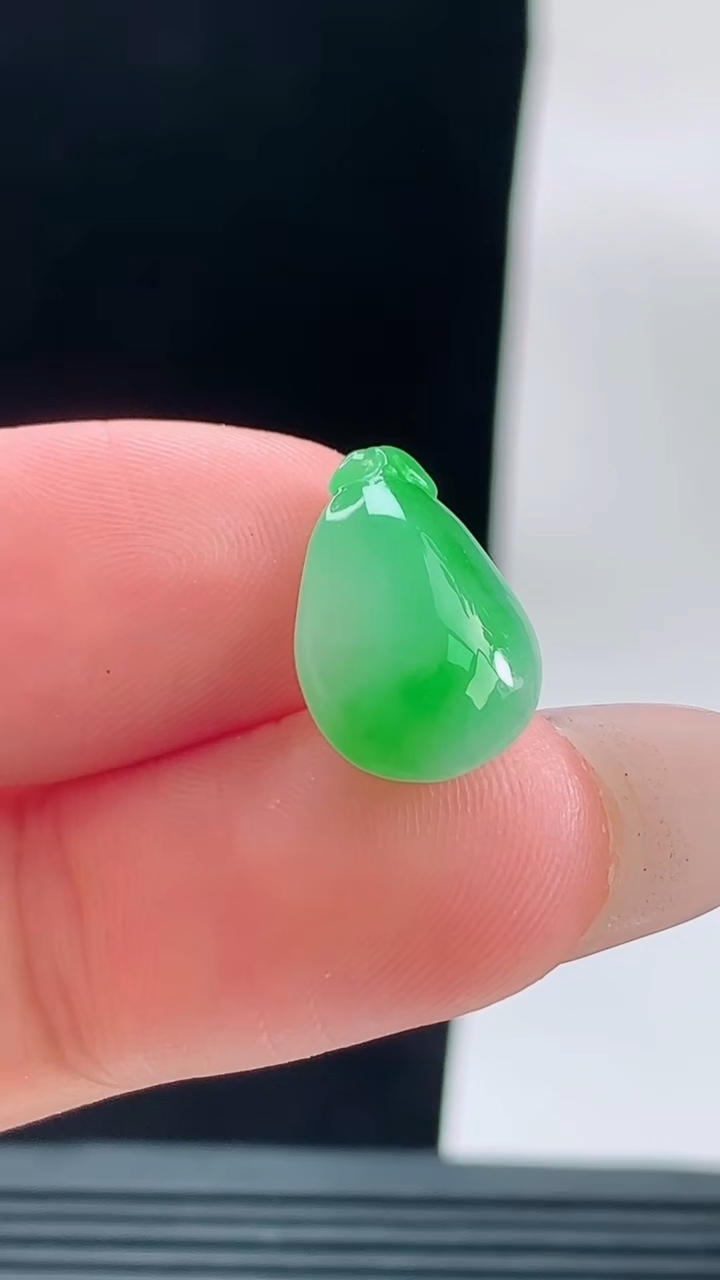 天然A货翡翠福瓜吊坠，尺寸17.5-10.6-6.1重量:1.73g
9月18日