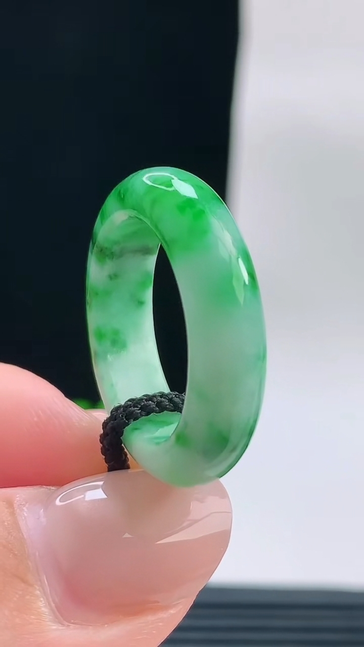 天然A货翡翠玉指环戒指，尺寸18.9-6-4.1重量:5.15g2026年9月18日
工厂直销收藏佳品,种好水足，色泽均匀，有种有色，上手高大气！