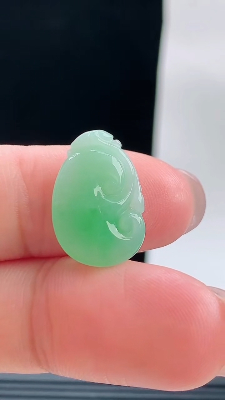 天然A货翡翠如意吊坠，尺寸18.6-12.8-4重量:1.63g
9月18日