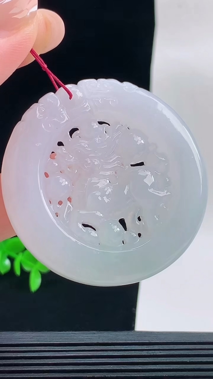 天然A货翡翠麒麟牌吊坠，尺寸48.5-8.1重量:38.23g
9月18日