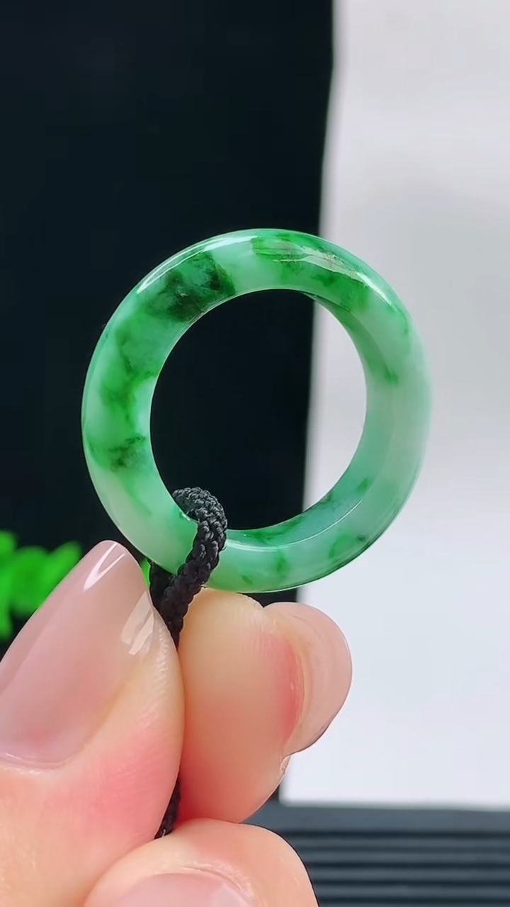 天然A货翡翠玉指环戒指，尺寸18.8-6.3-4重量:5.00g2026年9月18日
工厂直销收藏佳品,种好水足，色泽均匀，有种有色，上手高大气！