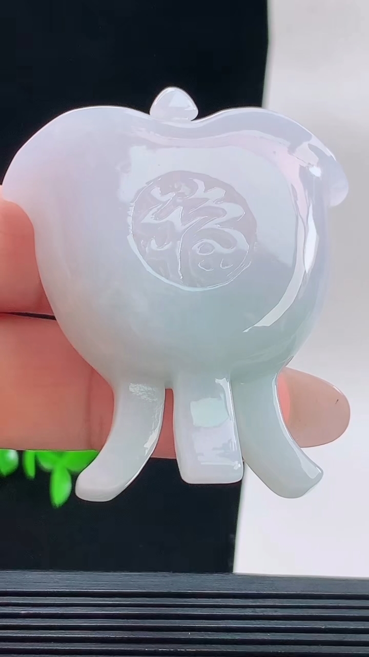 天然A货翡翠福鼎手把件，尺寸48.8-45.8-13.3重量:38.16g
9月18日