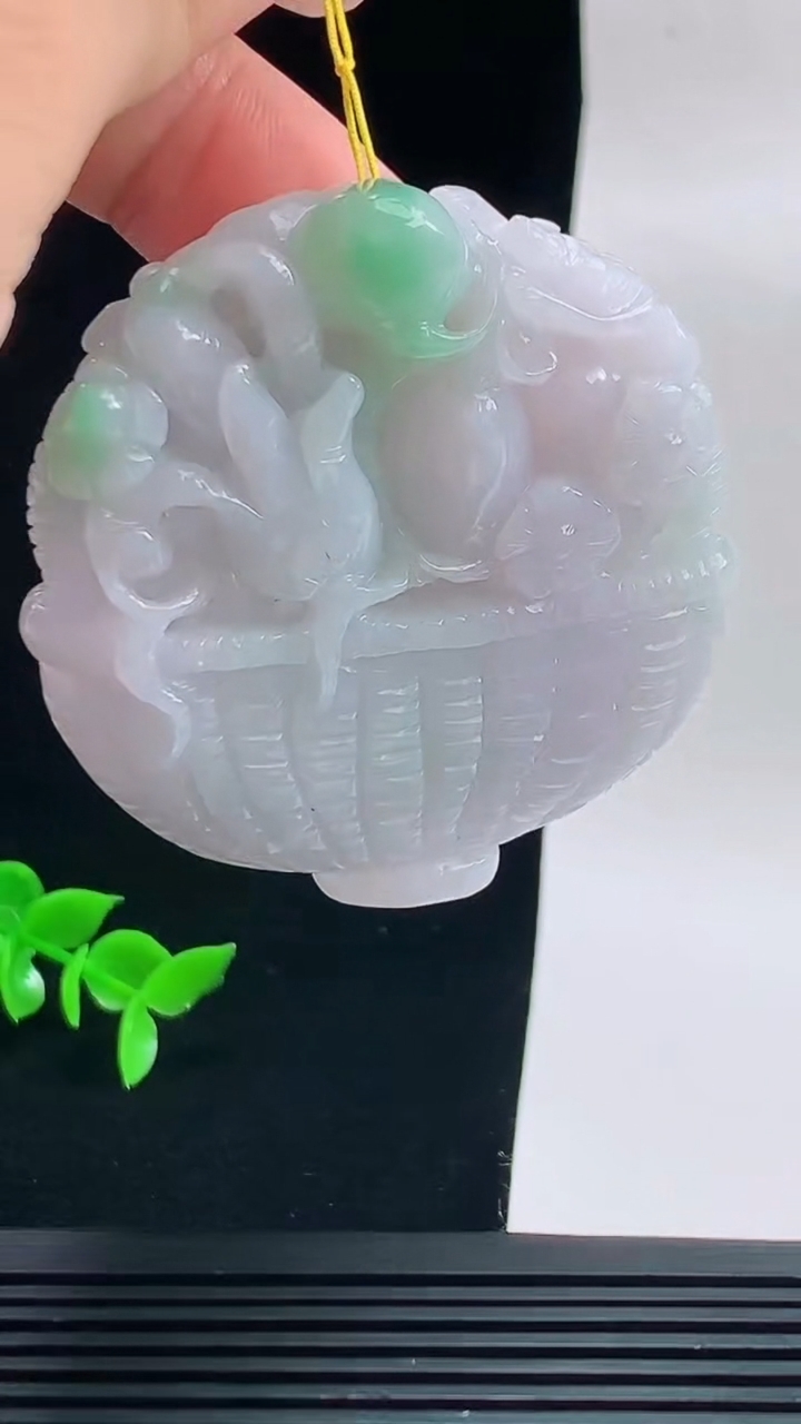 天然A货翡翠花篮小摆件，尺寸53.7-54.6-13重量:72.14g
9月18日