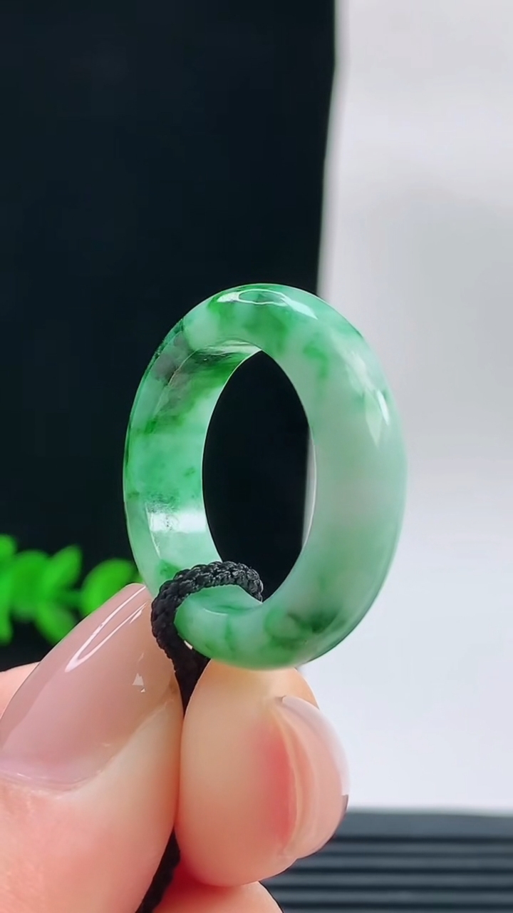 天然A货翡翠玉指环戒指，尺寸18.8-6.3-4重量:5.00g2026年9月18日
工厂直销收藏佳品,种好水足，色泽均匀，有种有色，上手高大气！