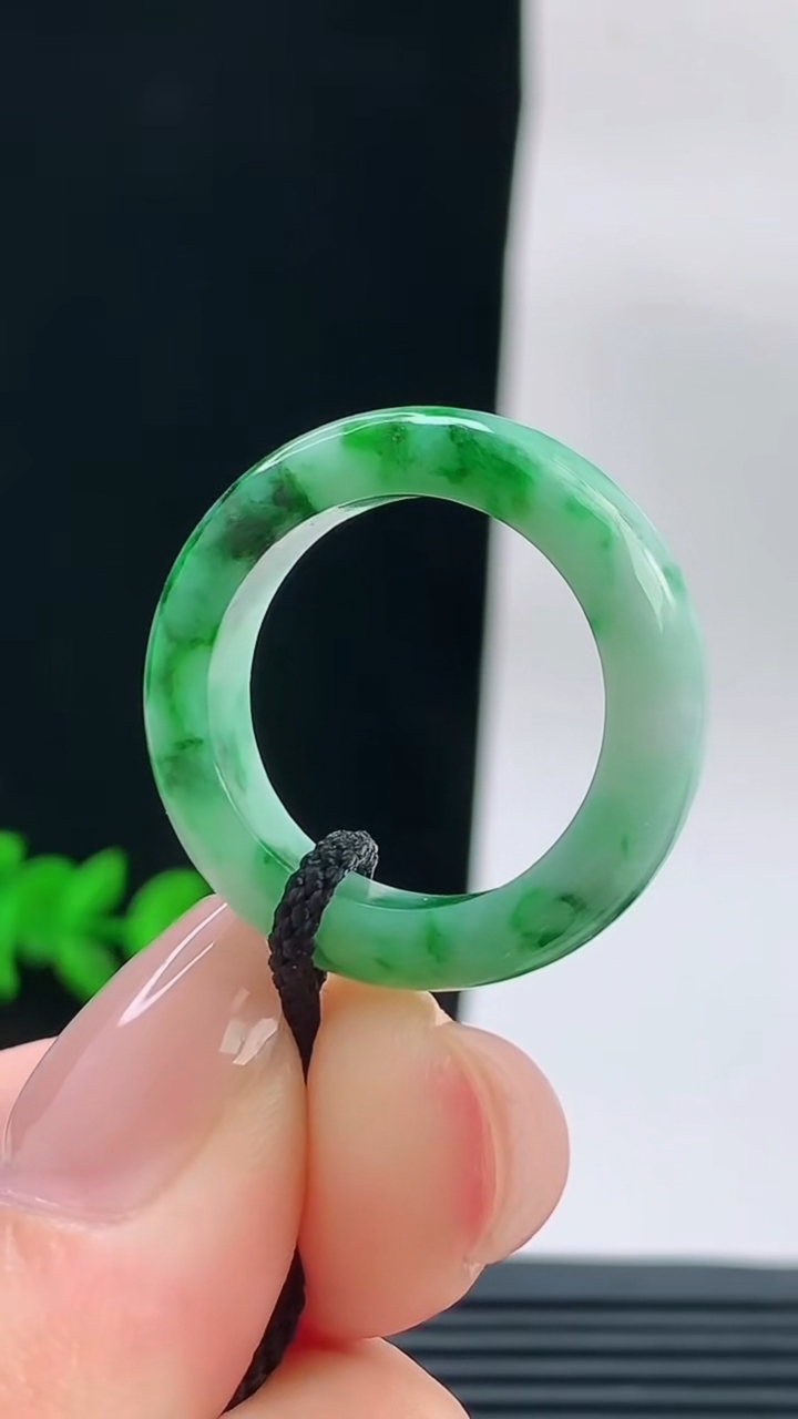 天然A货翡翠玉指环戒指，尺寸18.8-6.3-4重量:5.00g2026年9月18日
工厂直销收藏佳品,种好水足，色泽均匀，有种有色，上手高大气！