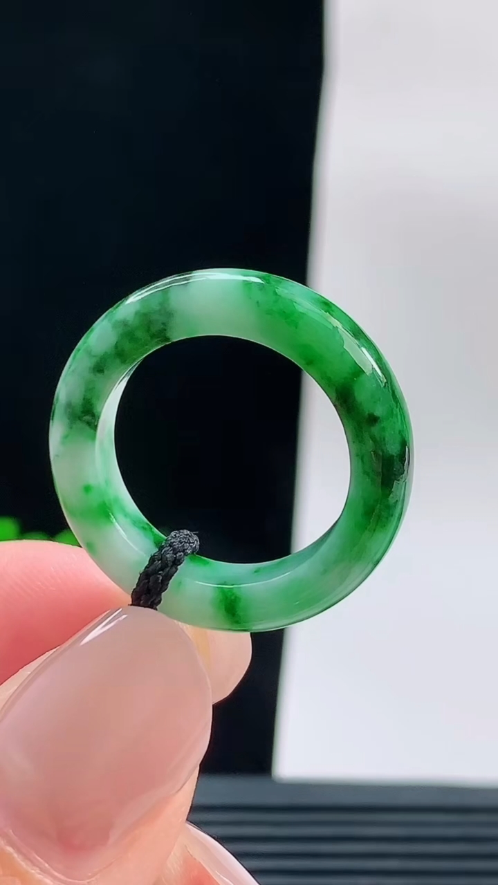 天然A货翡翠玉指环戒指，尺寸18.5-5.4-3.9重量:4.62g2026年9月18日
工厂直销收藏佳品,种好水足，色泽均匀，有种有色，上手高大气！