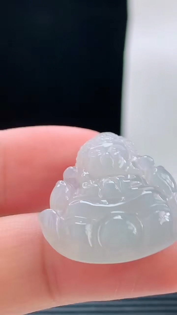 天然A货翡翠大日如来吊坠，尺寸27.8-24.5-5.2重量:5.65g
9月18日