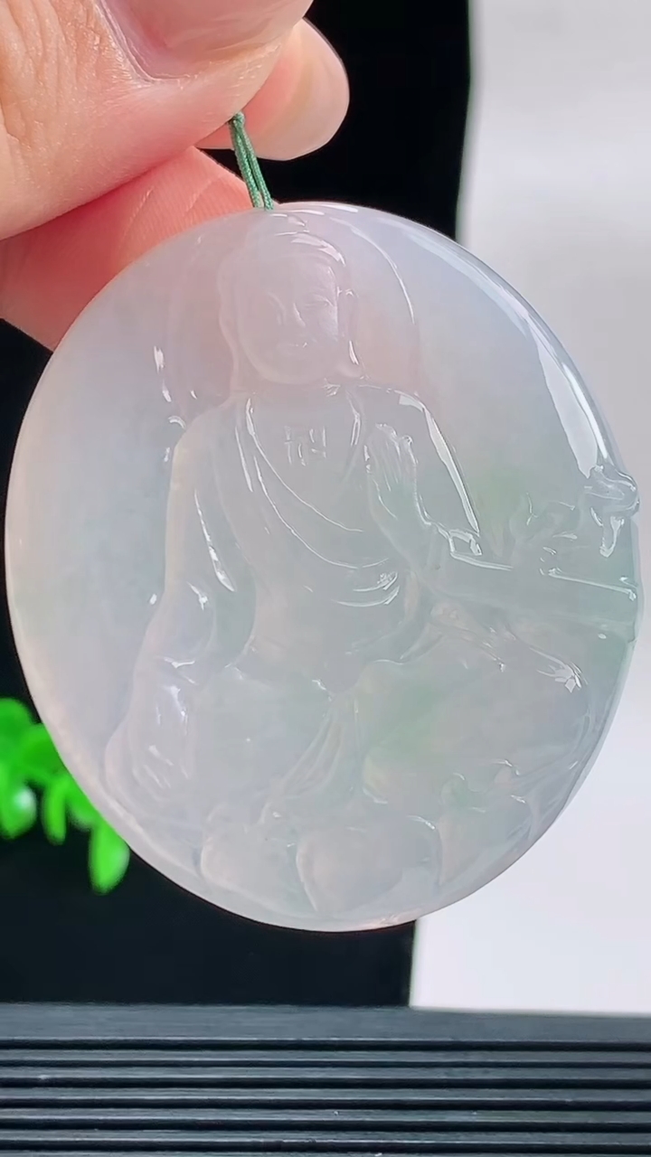 天然A货翡翠大日如来吊坠，尺寸47.6-41-5.4重量:22.58g
9月18日