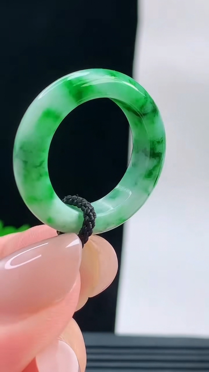 天然A货翡翠玉指环戒指，尺寸18.9-6-4.1重量:5.15g2026年9月18日
工厂直销收藏佳品,种好水足，色泽均匀，有种有色，上手高大气！