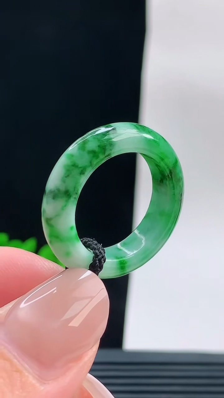 天然A货翡翠玉指环戒指，尺寸18.5-5.4-3.9重量:4.62g2026年9月18日
工厂直销收藏佳品,种好水足，色泽均匀，有种有色，上手高大气！