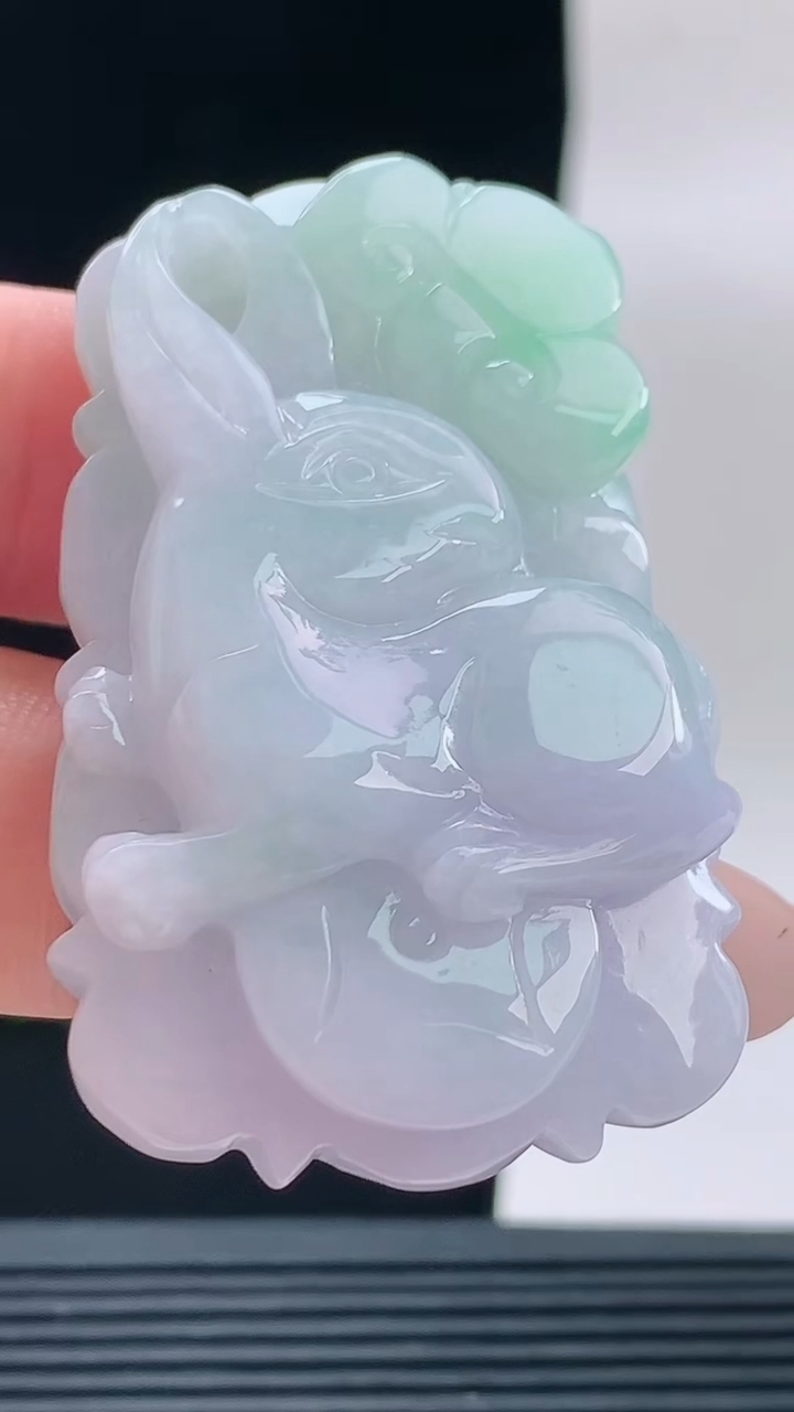 天然A货翡翠生肖兔吊坠，尺寸51.3-31.2-11.5重量:35.66g
9月18日