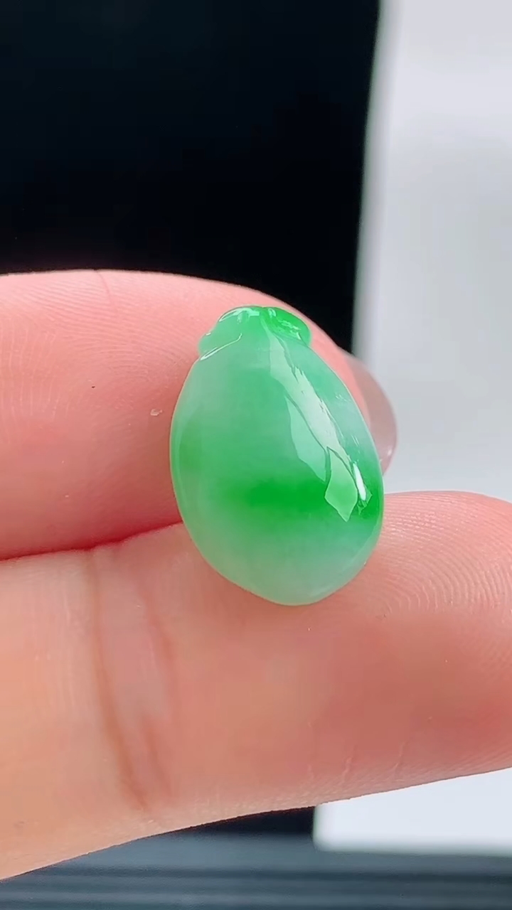 天然A货翡翠福瓜吊坠，尺寸16.7-10.8-5.3重量:1.73g
9月18日