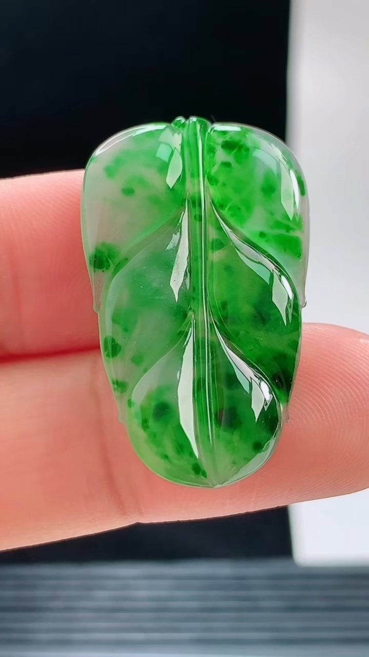 天然A货翡翠种飘花金枝玉叶 叶子吊坠，尺寸32.8-20-4.1重量:4.83g
9月23日