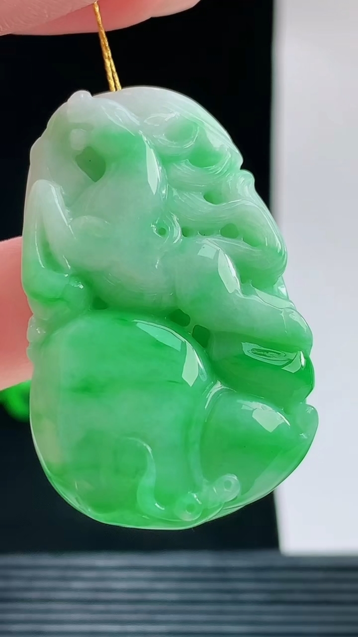天然A货翡翠生肖马吊坠，尺寸42-25.7-9.3重量:20.82g
9月23日