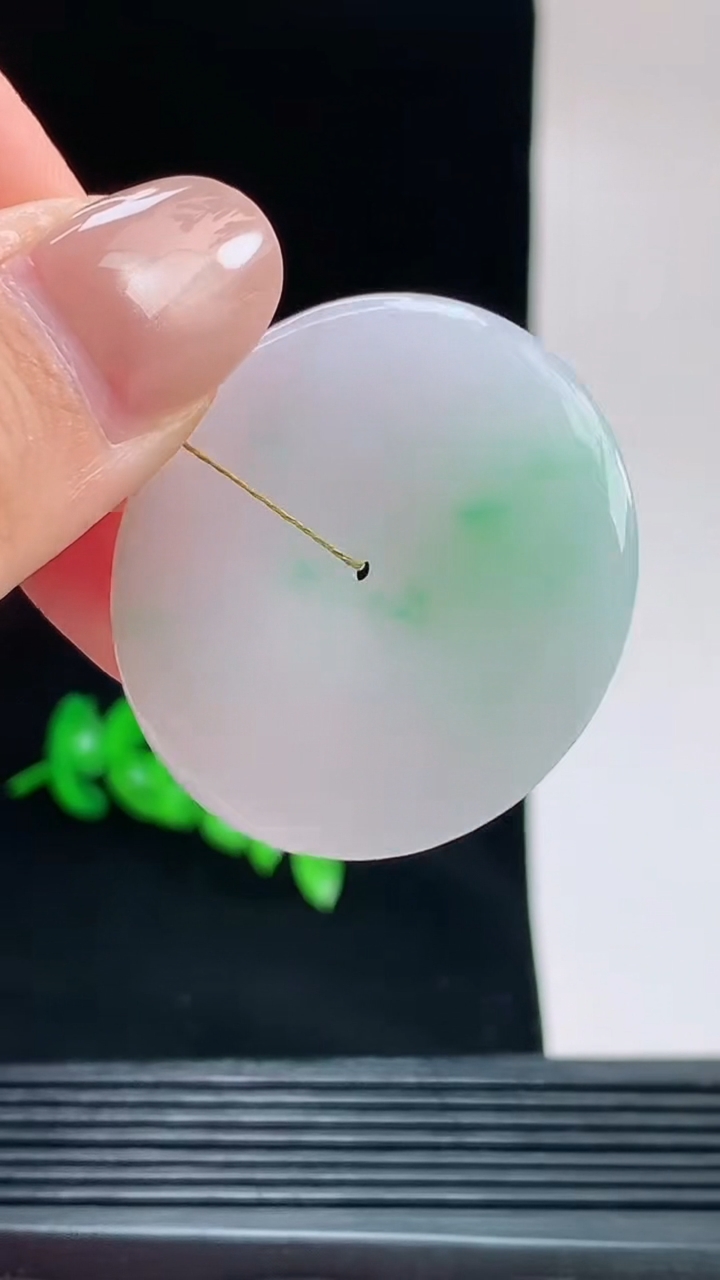 天然A货翡翠平安扣吊坠，尺寸35.7-5.5重量:15.21g
9月23日