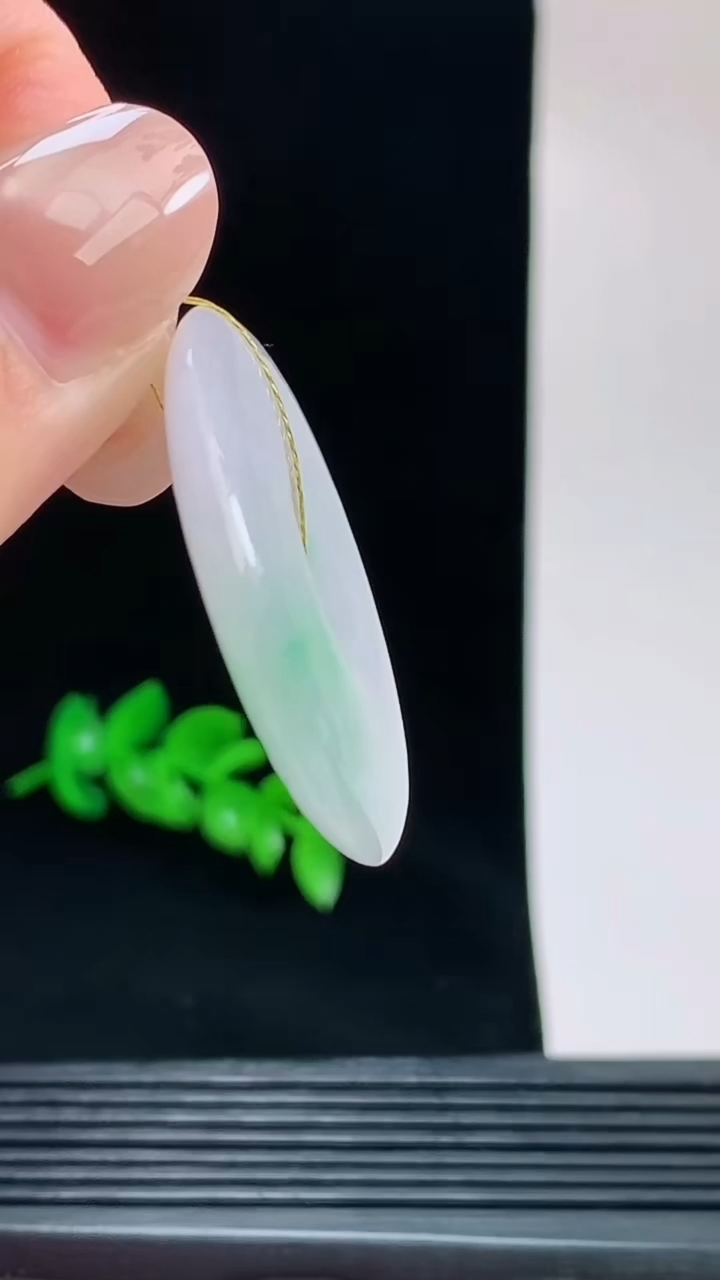 天然A货翡翠平安扣吊坠，尺寸35.7-5.5重量:15.21g
9月23日