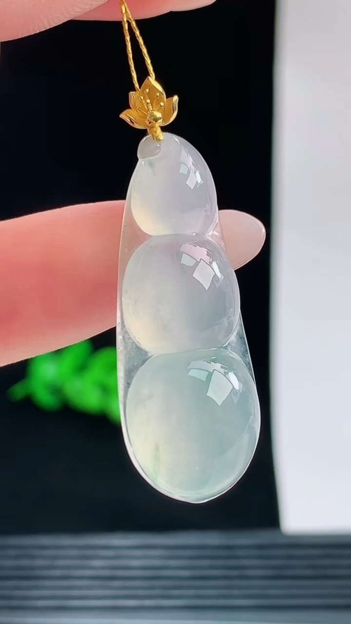 天然A货翡翠福豆吊坠，尺寸36.1-13.7-5.9重量:5.16g
9月24日
