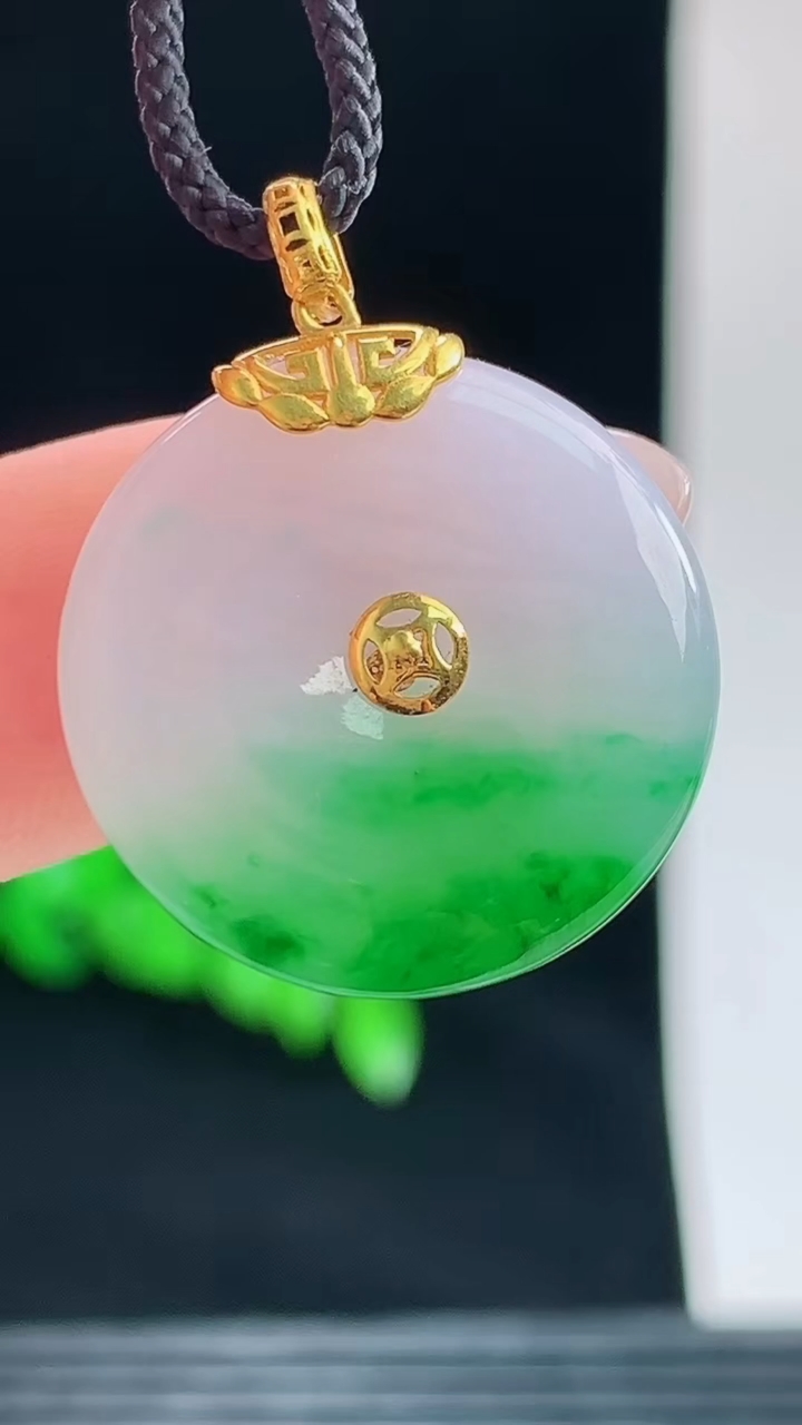 天然A货翡翠平安扣吊坠，尺寸21-4重量:4.26g
9月24日