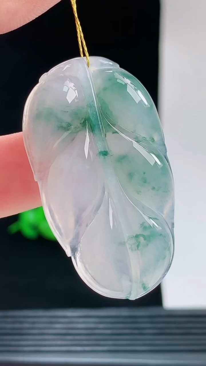 天然A货翡翠冰种飘花金枝玉叶 叶子吊坠，尺寸42.6-23.4-5.9重量:10.53g
9月24日