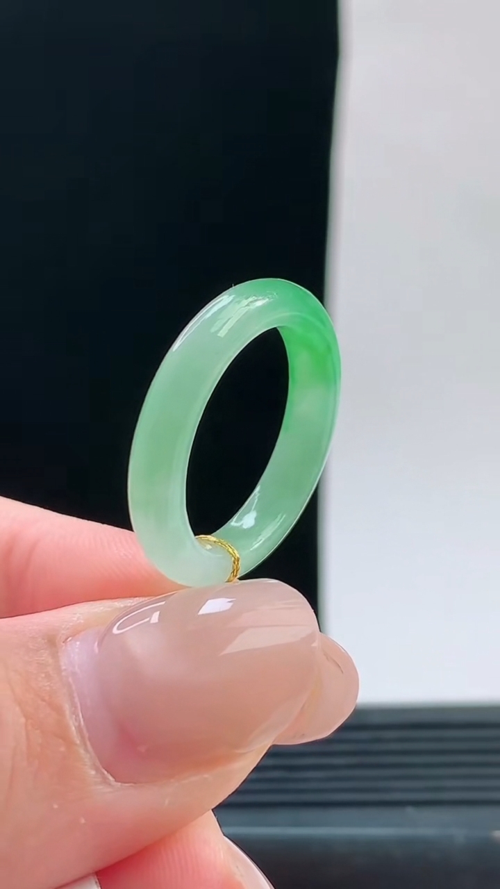 天然A货翡翠玉指环戒指，尺寸18.3-4.2重量:2.61g 09252026年9月26日
工厂直销收藏佳品,种好水足，色泽均匀，有种有色，上手高大气！
