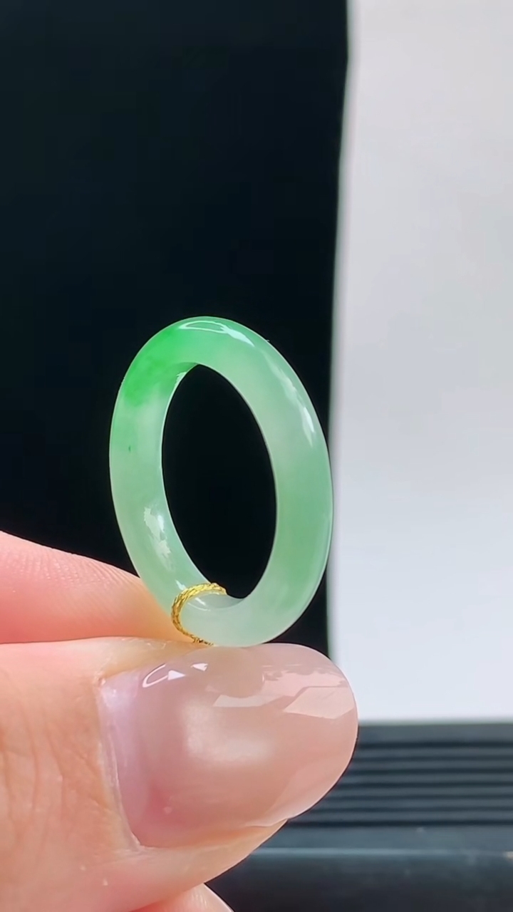 天然A货翡翠玉指环戒指，尺寸18.3-4.2重量:2.61g 09252026年9月26日
工厂直销收藏佳品,种好水足，色泽均匀，有种有色，上手高大气！
