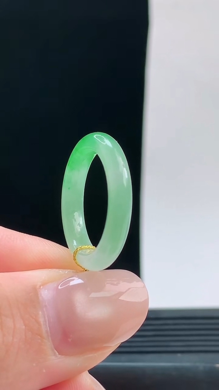 天然A货翡翠玉指环戒指，尺寸18.3-4.2重量:2.61g 09252026年9月26日
工厂直销收藏佳品,种好水足，色泽均匀，有种有色，上手高大气！