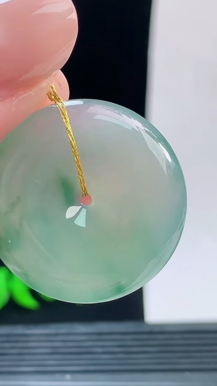 天然A货翡翠飘花平安扣吊坠，尺寸29.2-5.3重量:9.13g 0925
9月26日