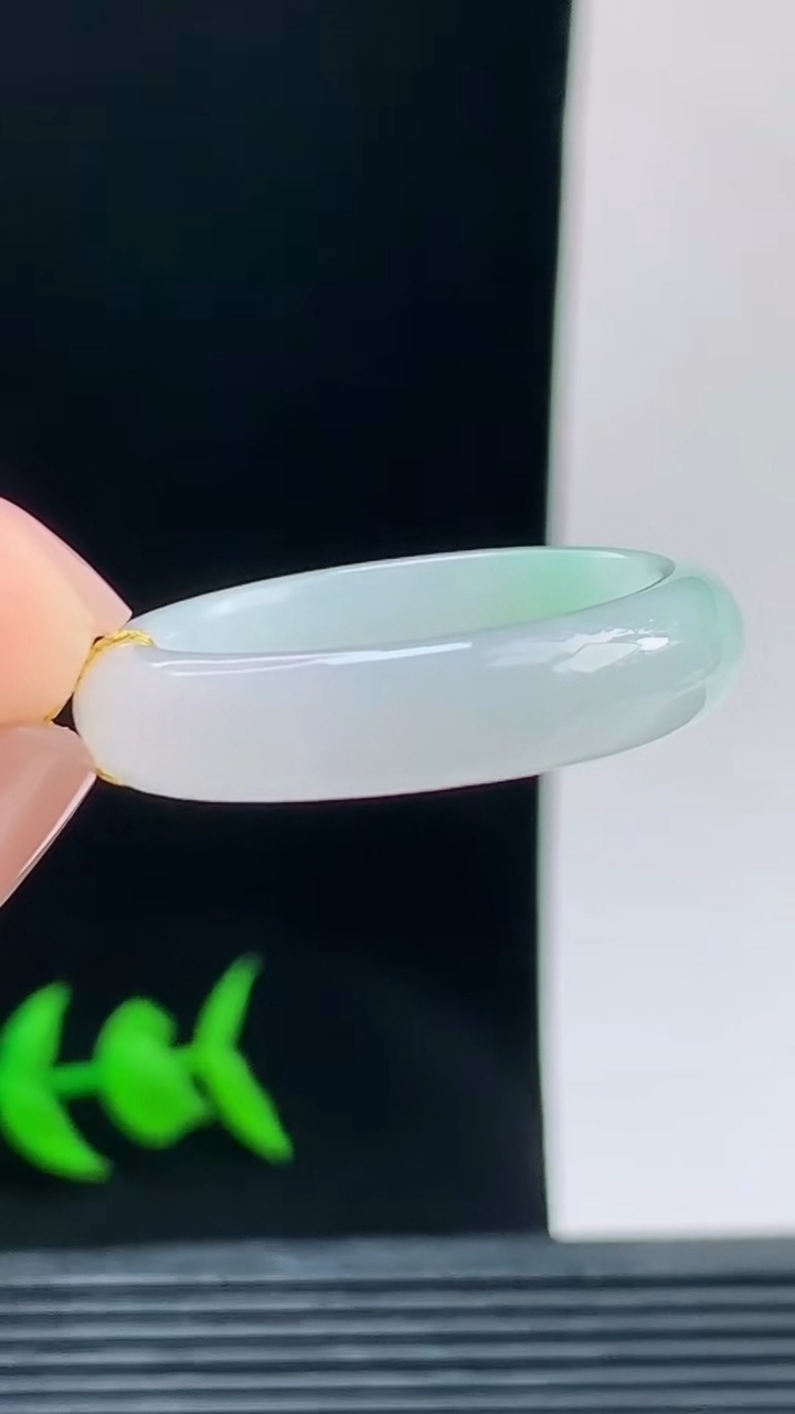天然A货翡翠玉指环戒指，尺寸20.7-5.8-3.7重量:4.37g 09252026年9月26日
工厂直销收藏佳品,种好水足，色泽均匀，有种有色，上手高大气！