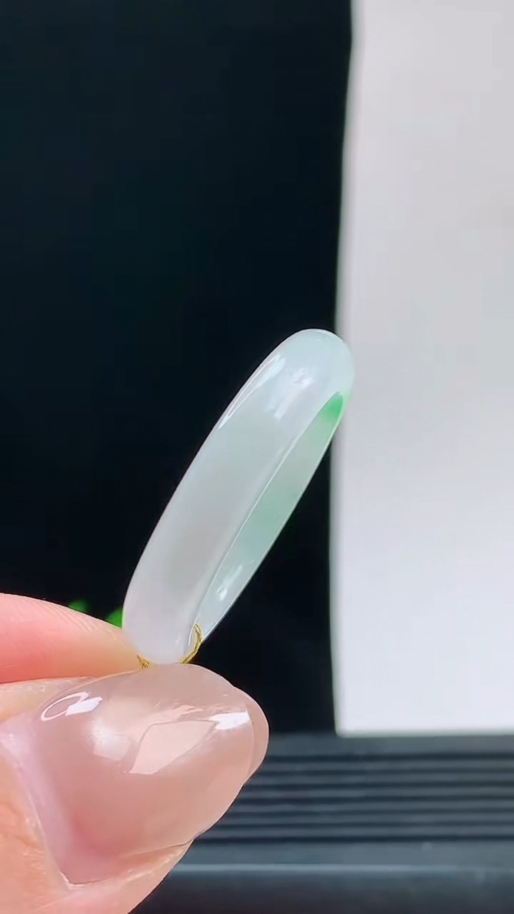 天然A货翡翠玉指环戒指，尺寸20.9-5.2-4.1重量:4.28g 09252026年9月26日
工厂直销收藏佳品,种好水足，色泽均匀，有种有色，上手高大气！