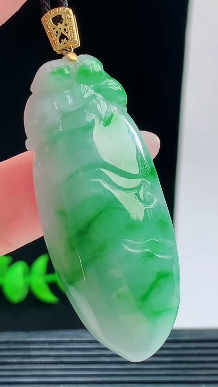 天然A货翡翠18K金飘花福瓜吊坠，尺寸49.3-20-10.6重量:17.98g 0925
9月26