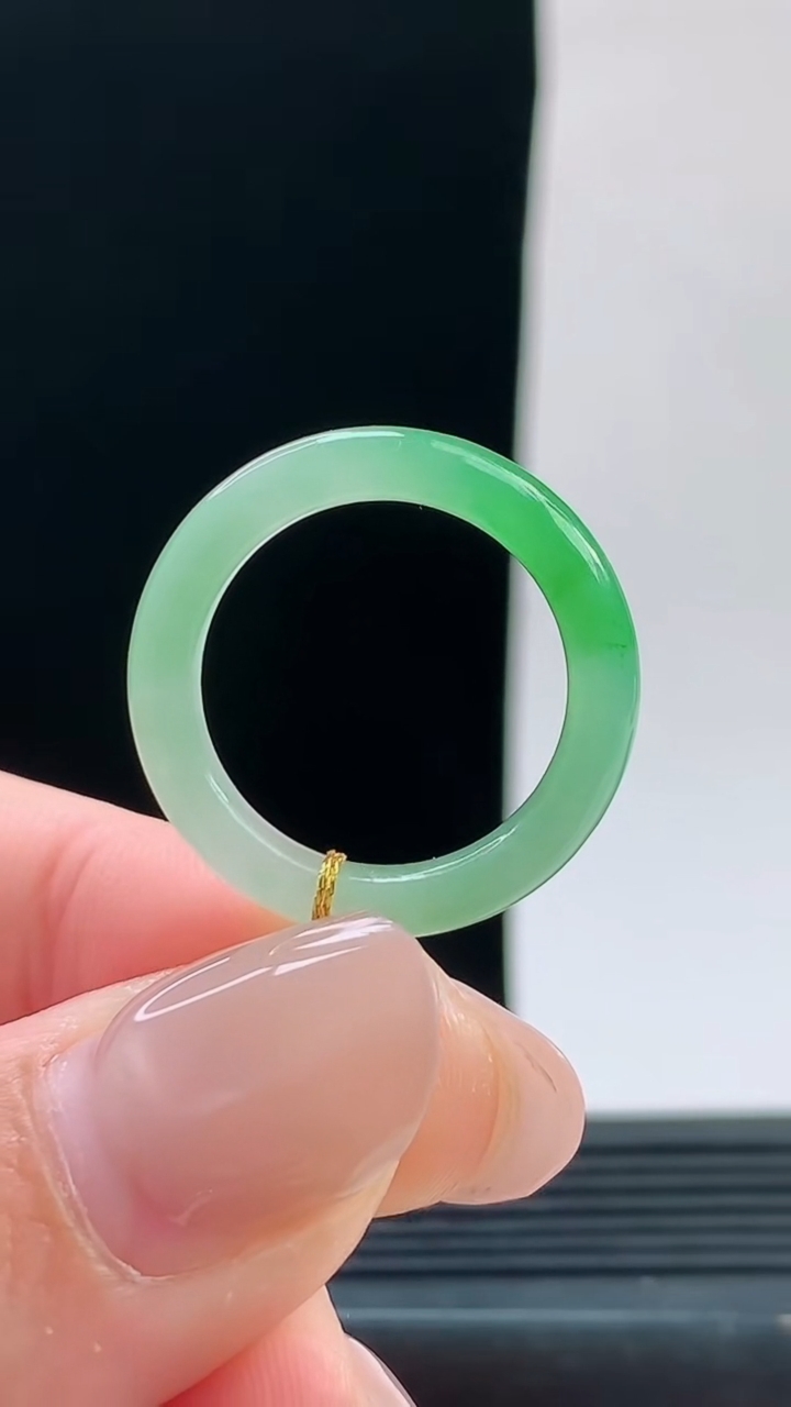 天然A货翡翠玉指环戒指，尺寸18.3-4.2重量:2.61g 09252026年9月26日
工厂直销
