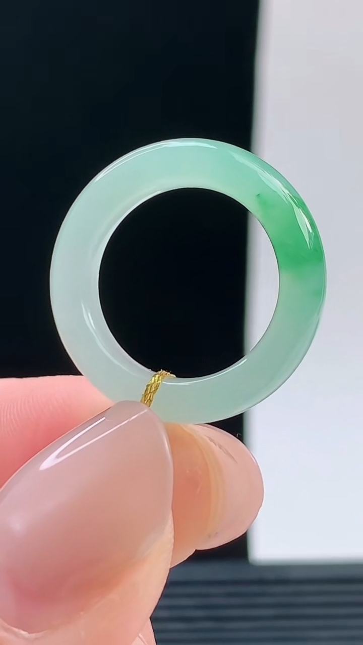 天然A货翡翠玉指环戒指，尺寸16-4.6-3.7重量:2.81g 09252026年9月26日
工厂