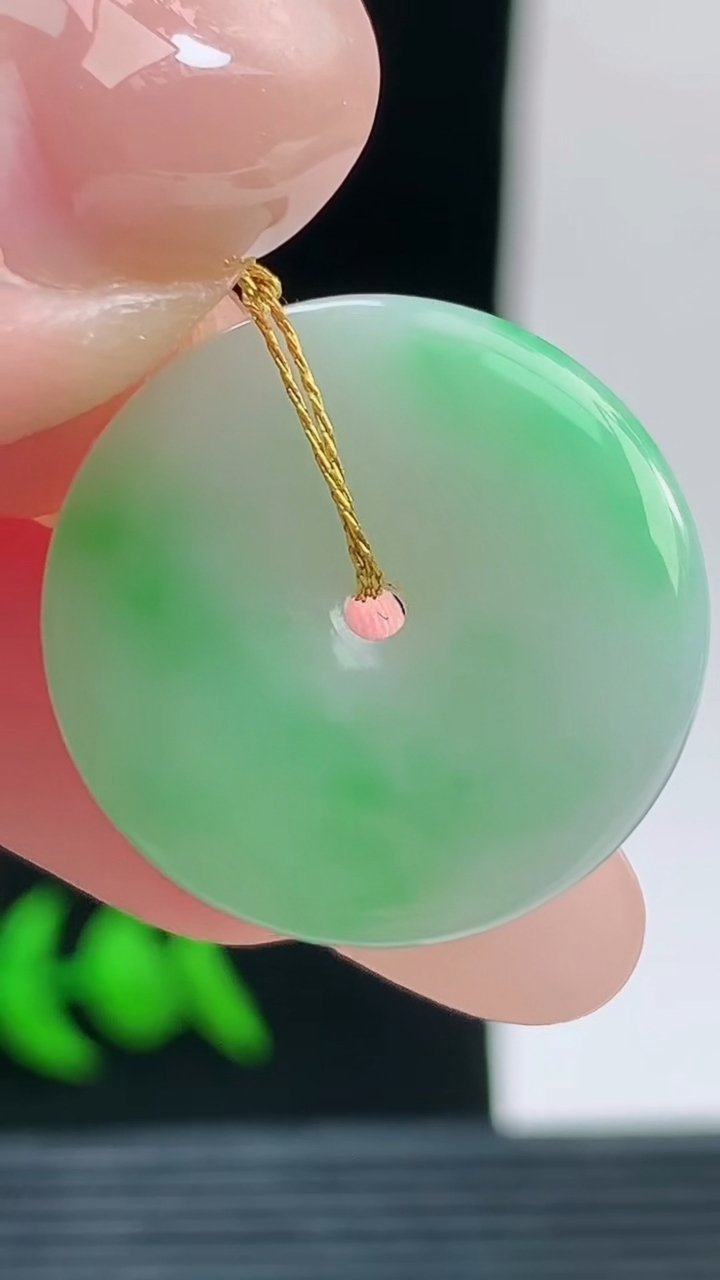天然A货翡翠平安扣吊坠，尺寸21.2-4.4重量:4.27g 0925
9月26日