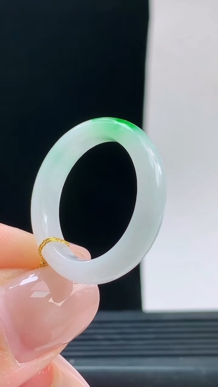 天然A货翡翠玉指环戒指，尺寸20.9-5.2-4.1重量:4.28g 09252026年9月26日
工厂直销收藏佳品,种好水足，色泽均匀，有种有色，上手高大气！