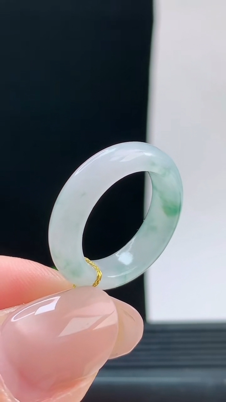 天然A货翡翠飘花玉指环戒指，尺寸16.9-5.6-3.6重量:3.54g 09252026年9月26日
工厂直销收藏佳品,种好水足，色泽均匀，有种有色，上手高大气！