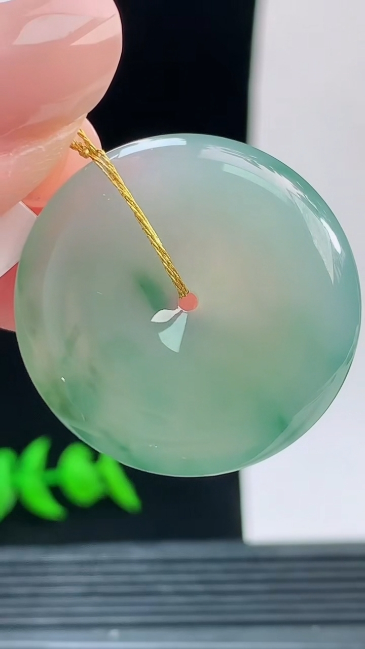 天然A货翡翠飘花平安扣吊坠，尺寸29.2-5.3重量:9.13g 0925
9月26日