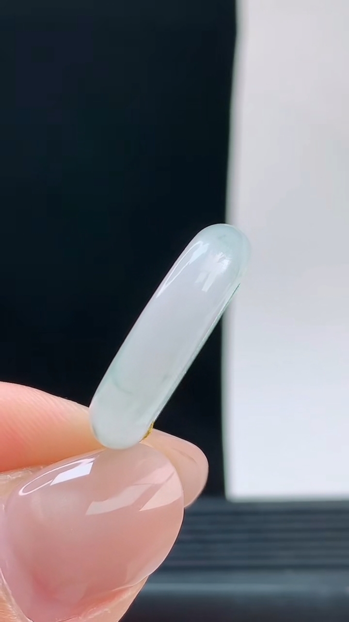 天然A货翡翠飘花玉指环戒指，尺寸16.9-5.6-3.6重量:3.54g 09252026年9月26日
工厂直销收藏佳品,种好水足，色泽均匀，有种有色，上手高大气！