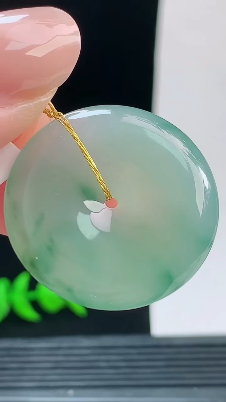 天然A货翡翠飘花平安扣吊坠，尺寸29.2-5.3重量:9.13g 0925
9月26日