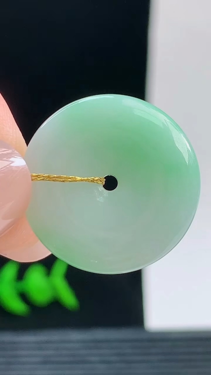 天然A货翡翠平安扣吊坠，尺寸21.2-4.4重量:4.27g 0925
9月26日
